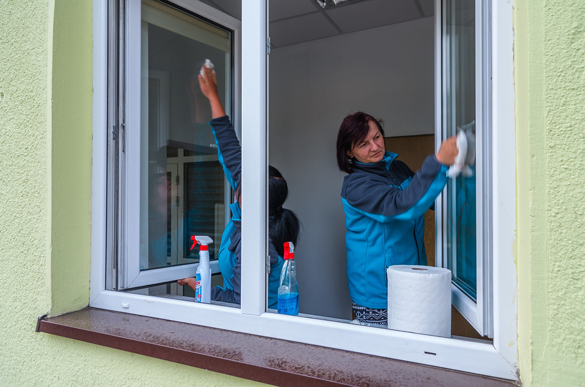 warsztat porządkowy - kobiety myjące okna
